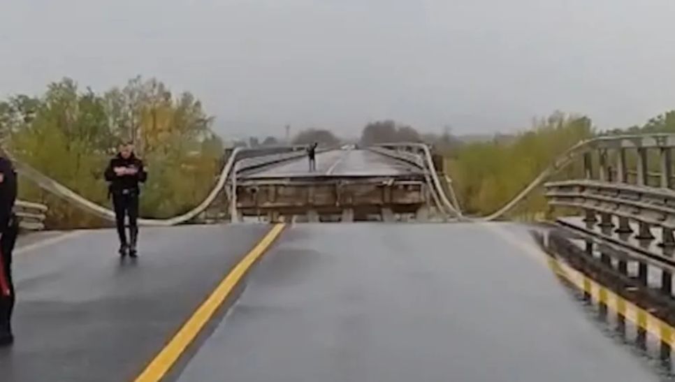 Thời tiết khắc nghiệt khiến một đoạn cầu bắc qua sông Trigno trên tuyến Quốc lộ 16 “Adriatica” đã bị sập. Ảnh: lapresse