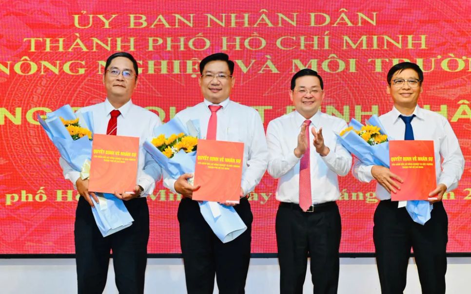 Giám đốc Nguyễn Toàn Thắng trao quyết định và tặng hoa chúc mừng cho cán bộ. Ảnh: Việt Dũng