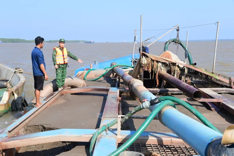 Lực lượng chức năng kiểm tra hàng hóa trên tàu BT-5703