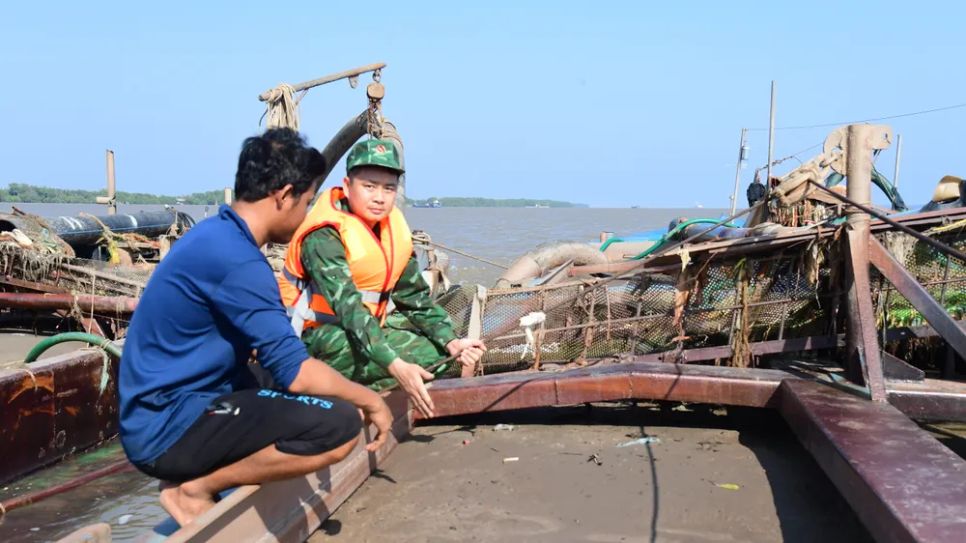 Số cát trên tàu không chứng minh được nguồn gốc hợp pháp