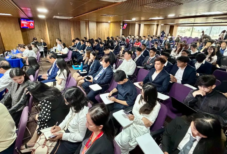 Khách mời và sinh viên Trường Đại học Hoa Sen lắng nghe ý kiến các diễn giả.