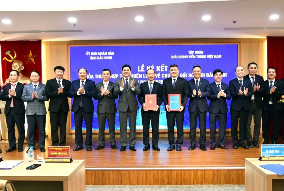 Các đại biểu chúc mừng thỏa thuận hợp tác giữa VNPT và UBND tỉnh Bắc Ninh tại lễ ký kết