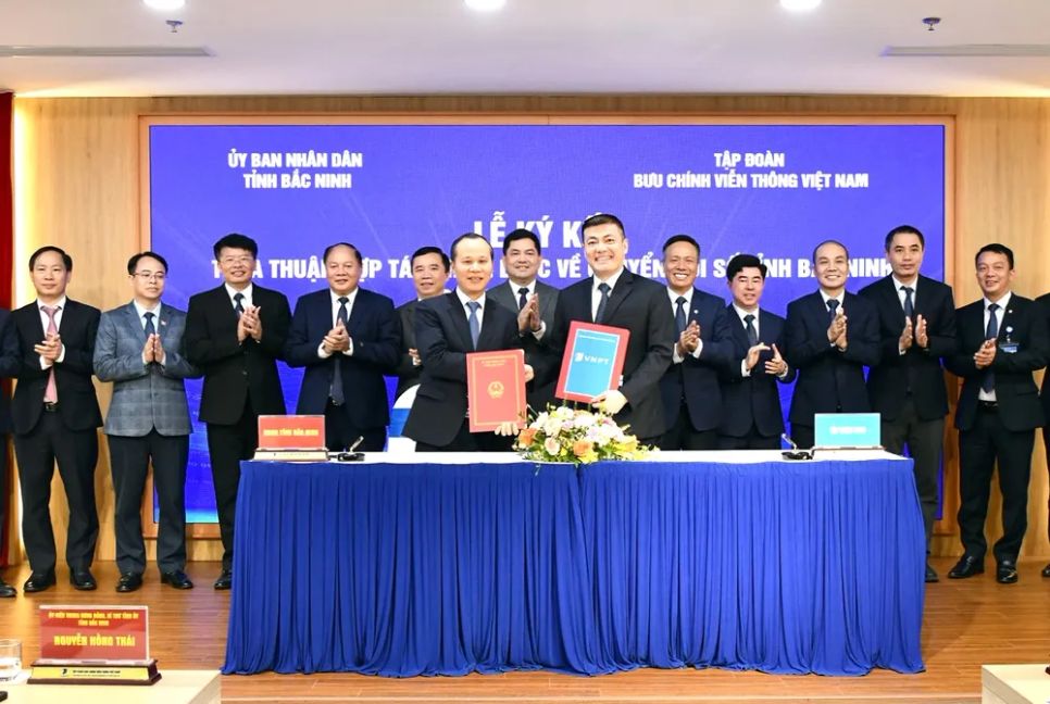 Phó Chủ tịch Thường trực UBND tỉnh Bắc Ninh Mai Sơn và Phó Tổng Giám đốc Tập đoàn VNPT Ngô Diên Hy thực hiện nghi thức ký kết hợp tác