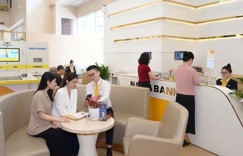 Khách hàng giao dịch tại Nam A Bank.