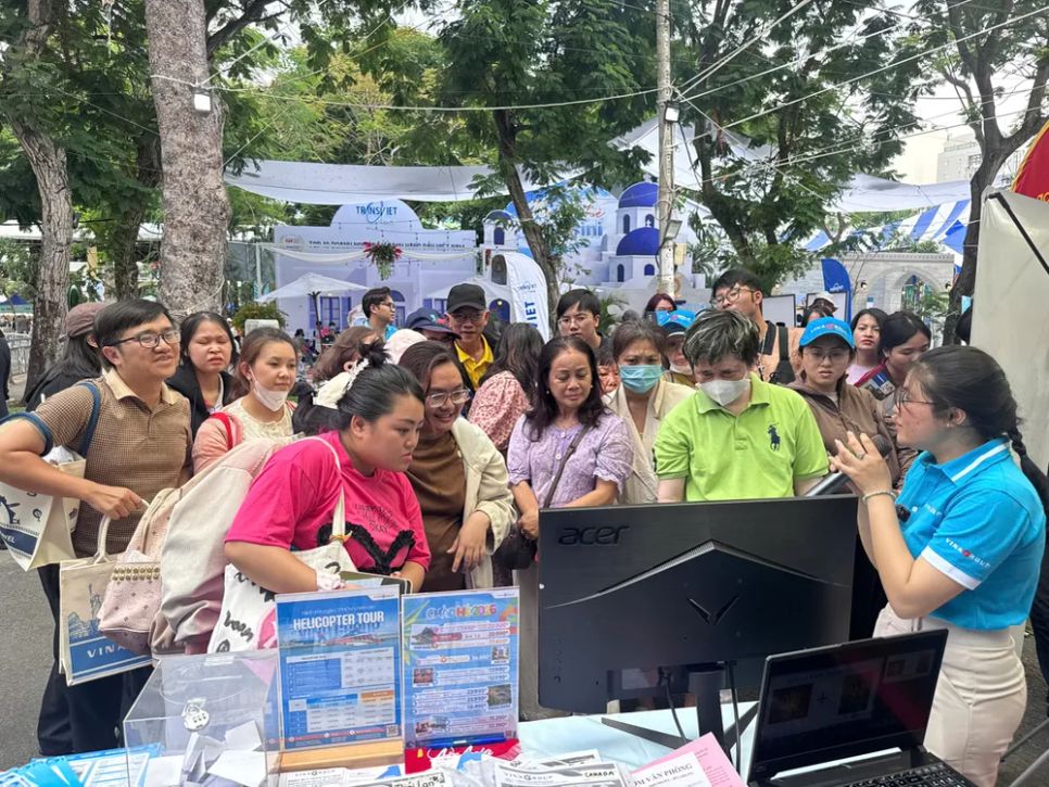 Khách tìm hiểu các sản phẩm tour tại gian hàng VinaGroup Travel