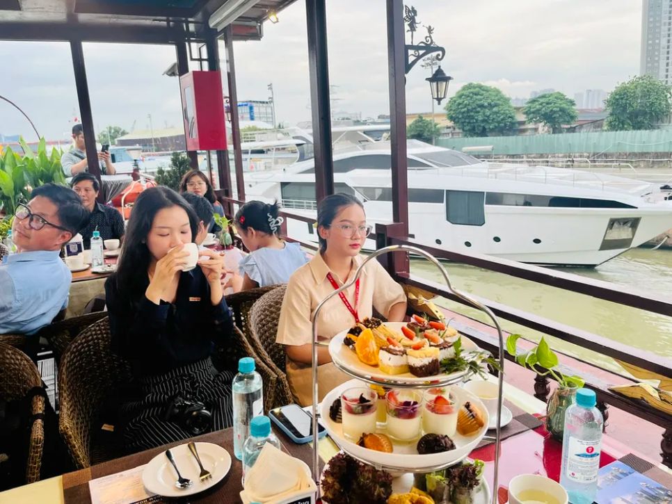 Khách trải nghiệm tour ngắm hoàng hôn trên sông Sài Gòn từ du thuyền Hòn Ngọc Viễn Đông