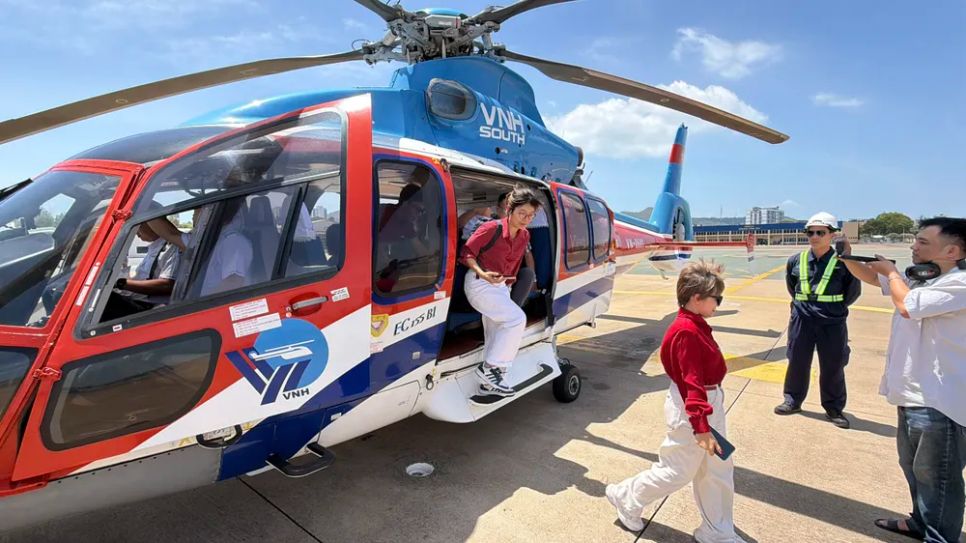 Khách trải nghiệm tour trực thăng ngắm TPHCM