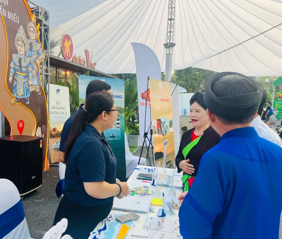 Người dân, du khách tìm hiểu các sản phẩm tour đường sông tại gian hàng Focus Travel Group
