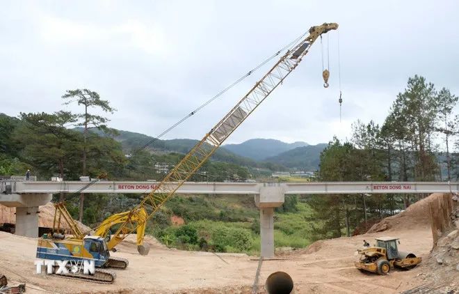 Công trình cầu cạn Xuân Hương (nối điểm sạt lở trên tuyến đèo Mimosa, thuộc quốc lộ 20, Lâm Đồng) đã đạt khoảng 80% khối lượng thi công. (Ảnh: Nguyễn Dũng/TTXVN)