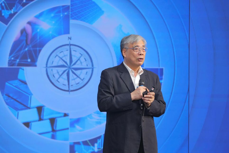 PGS.TS Trần Đình Thiên - nguyên Viện trưởng Viện Kinh tế Việt Nam, thành viên Hội đồng Tư vấn chính sách của Thủ tướng phát biểu tại hội thảo