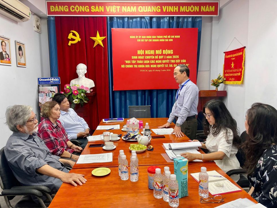 Ông Trần Hoàng - Tổng Biên tập, Trưởng Ban Tổ chức Tạp chí Doanh Nhân Sài Gòn phát biểu tại buổi công bố kết quả cuộc thi từ BGK