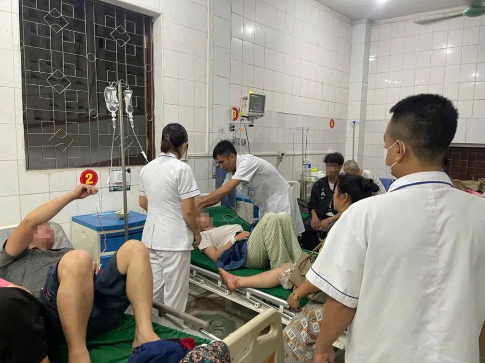 Ngay sau tiếp nhận, các y, bác sĩ khẩn trương cấp cứu, truyền dịch, theo dõi sát Ngay sau tiếp nhận, các y, bác sĩ khẩn trương cấp cứu, truyền dịch, theo dõi sát