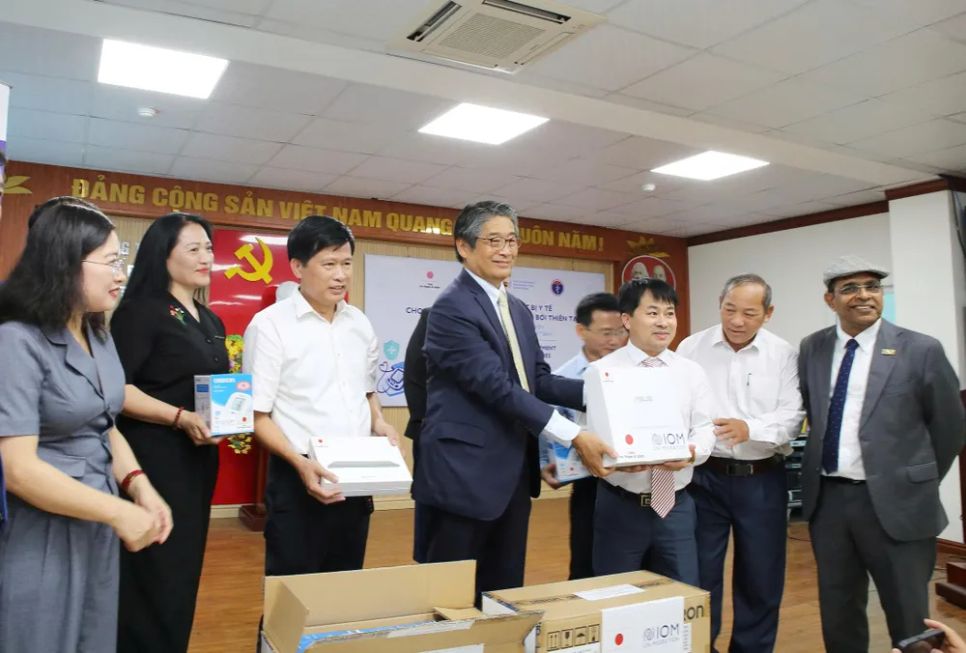 Lãnh đạo CDC tỉnh Hà Tĩnh tiếp nhận trang thiết bị từ đoàn công tác