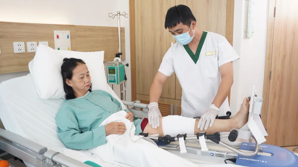 Bệnh nhân Phan Thị Nghiệp được Vinmec Đà Nẵng chẩn đoán thoái hóa khớp gối độ 4 trước khi mổ