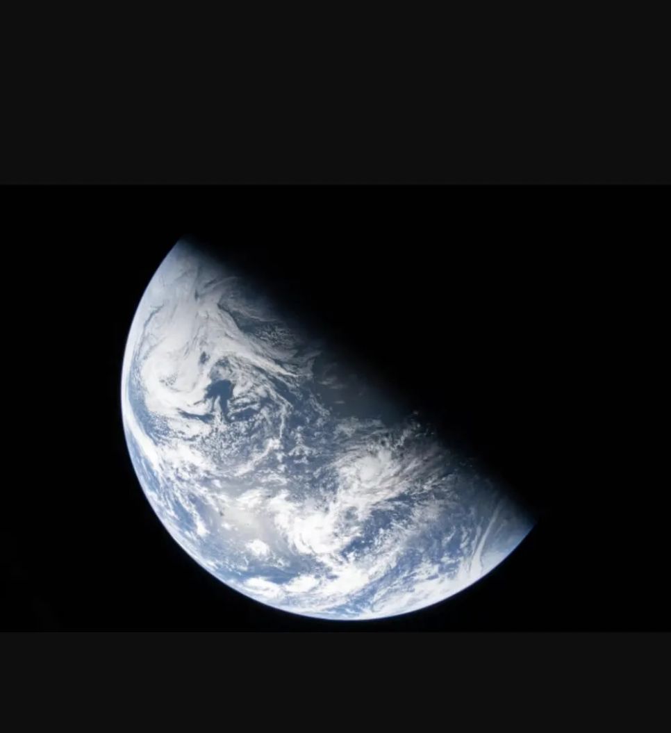 Ảnh Trái đất với đường ranh giới ngày và đêm do tàu Orion gửi về. Ảnh: NASA