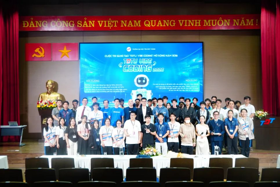 Các sinh viên tham gia lễ phát động cuộc thi TDTU Vibe Coding Các sinh viên tham gia lễ phát động cuộc thi TDTU Vibe Coding