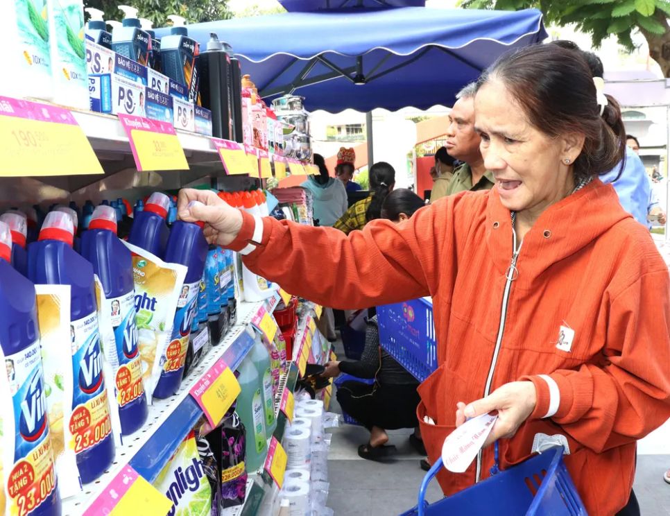 TPHCM tiếp sức cho công nhân trước bão giá TPHCM tiếp sức cho công nhân trước bão giá