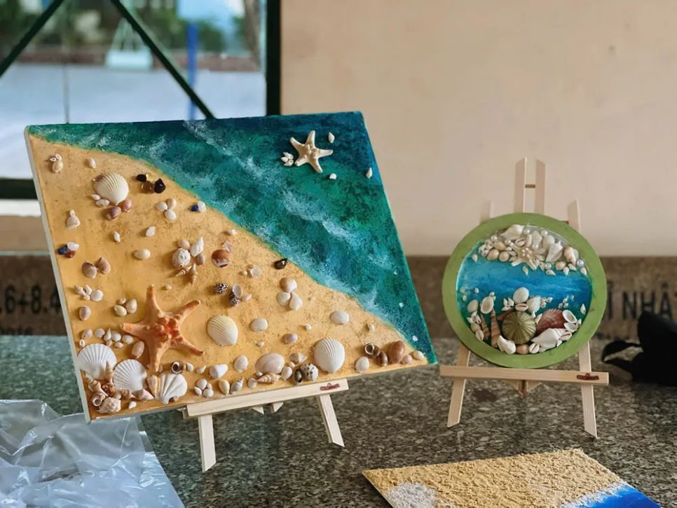 Những sản phẩm trang trí mà Thùy Dương mang tới hội thi đều chứa đựng thông điệp “Chạm tay cùng vỏ sò kết nối với đại dương”