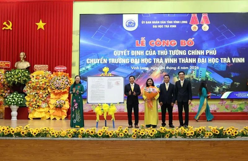 Thứ trưởng Bộ GD-ĐT Nguyễn Thị Quyên Thanh đại diện bộ trao quyết định của Thủ tướng Chính phủ.