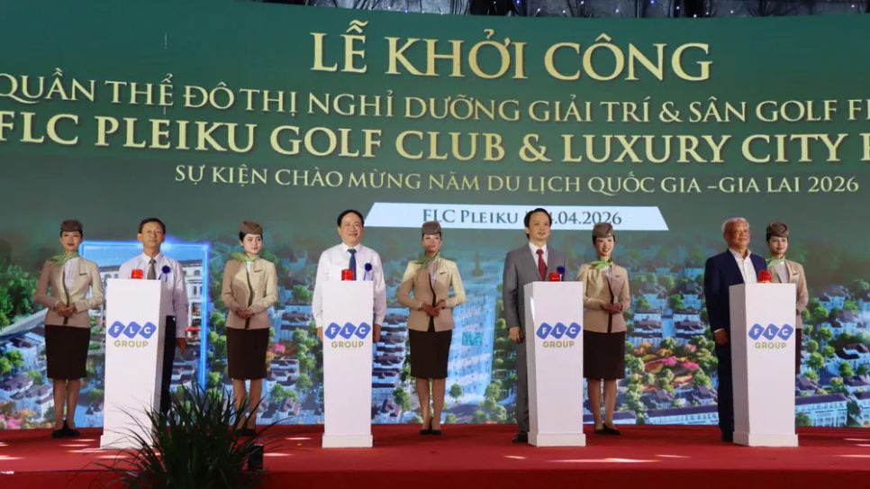 Các đại biểu thực hiện nghi thức lễ khởi công