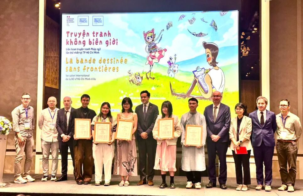 Ban giám khảo chụp ảnh cùng các tác giả đoạt giải tại cuộc thi sáng tác truyện tranh lần thứ 2-2025 Ban giám khảo chụp ảnh cùng các tác giả đoạt giải tại cuộc thi sáng tác truyện tranh lần thứ 2-2025