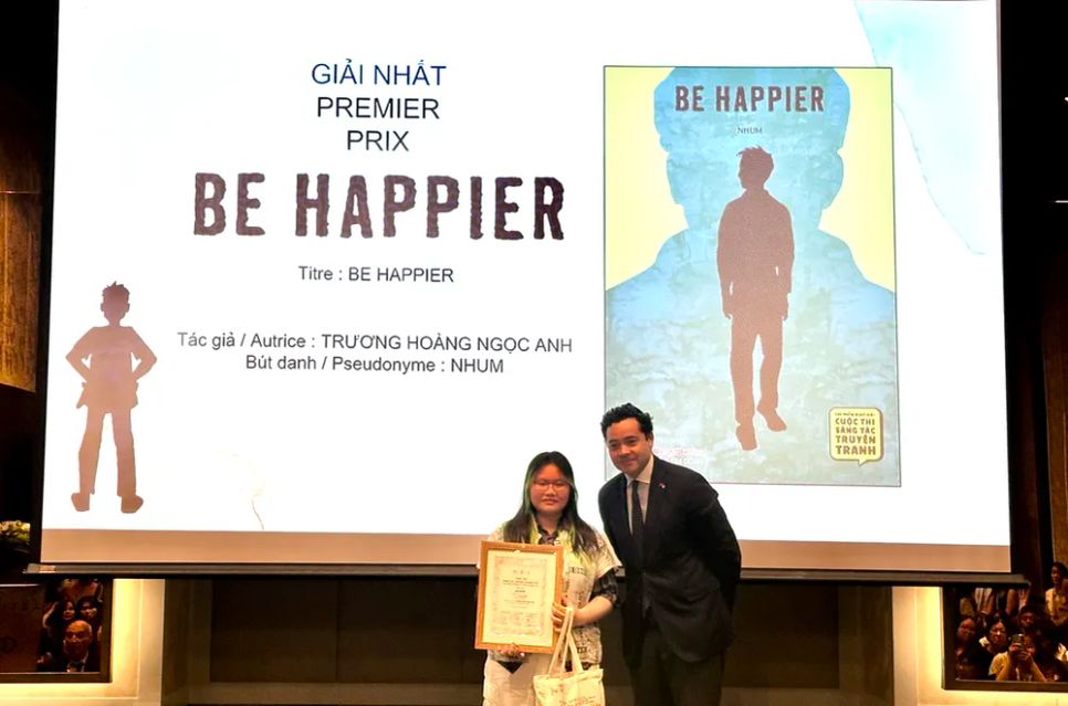 Tác giả Trương Hoàng Ngọc Anh (bút danh Nhum) nhận giải nhất từ Ban tổ chức Tác giả Trương Hoàng Ngọc Anh (bút danh Nhum) nhận giải nhất từ Ban tổ chức