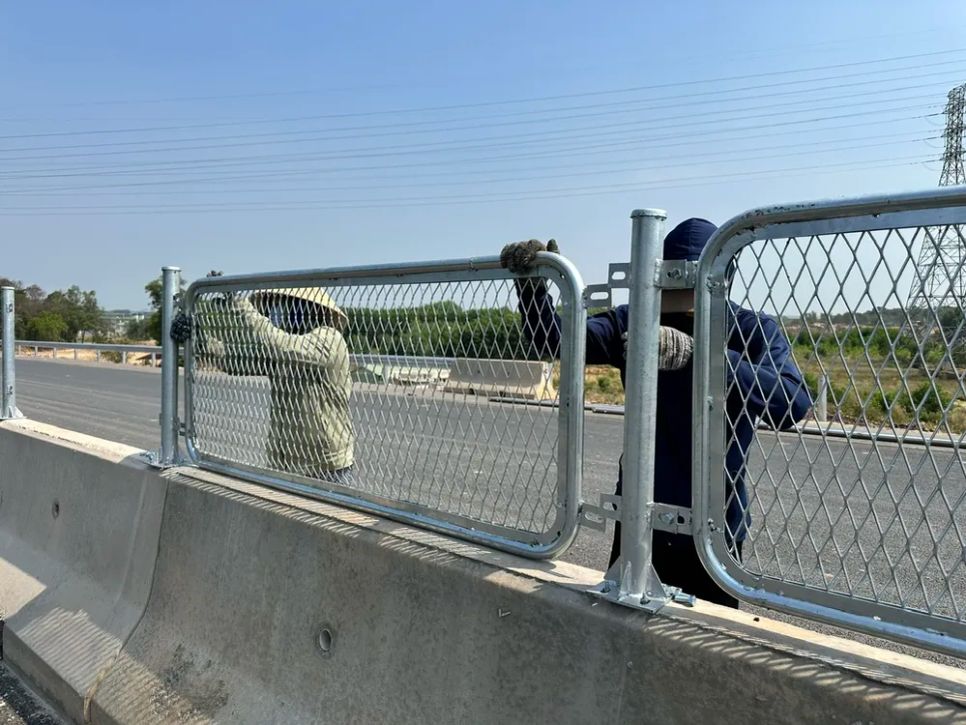 Công nhân lắp đặt tấm chống chói trên dự án thi công đường cao tốc Biên Hòa - Vũng Tàu