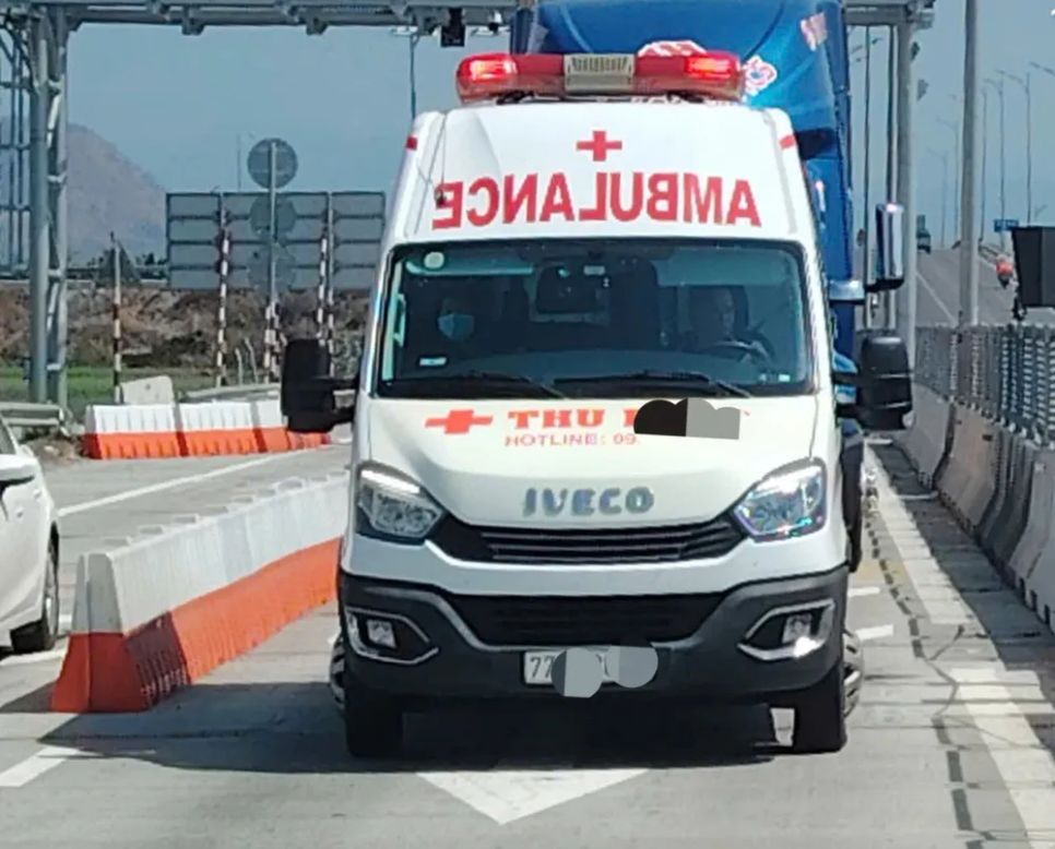 Xử phạt xe cứu thương “dỏm” chạy trên đường cao tốc Vĩnh Hảo - Phan Thiết. Ảnh: CSGT