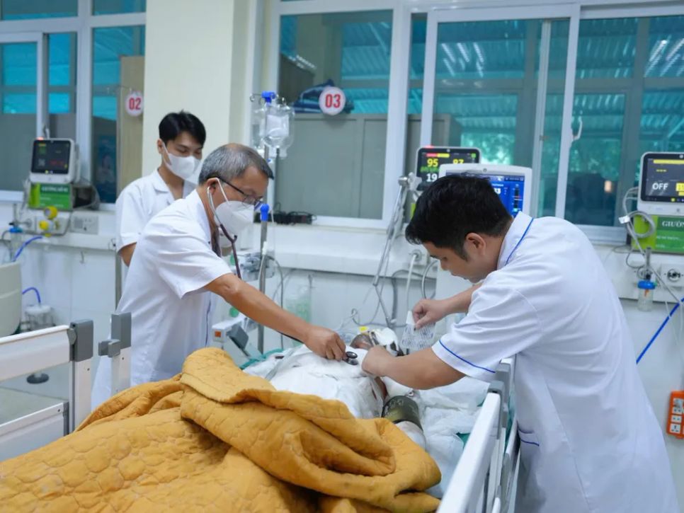 Các bác sĩ Bệnh viện Đa khoa tỉnh Điện Biên tập trung cứu chữa nạn nhân bị bỏng nặng khi tham gia chữa cháy rừng