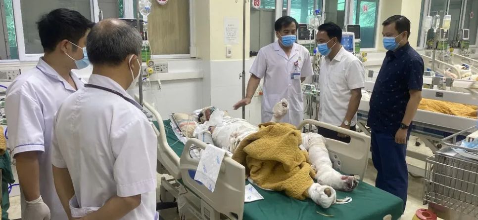 Lãnh đạo Sở Y tế Điện Biên thăm hỏi bệnh nhân bị bỏng nặng khi tham gia chữa cháy rừng