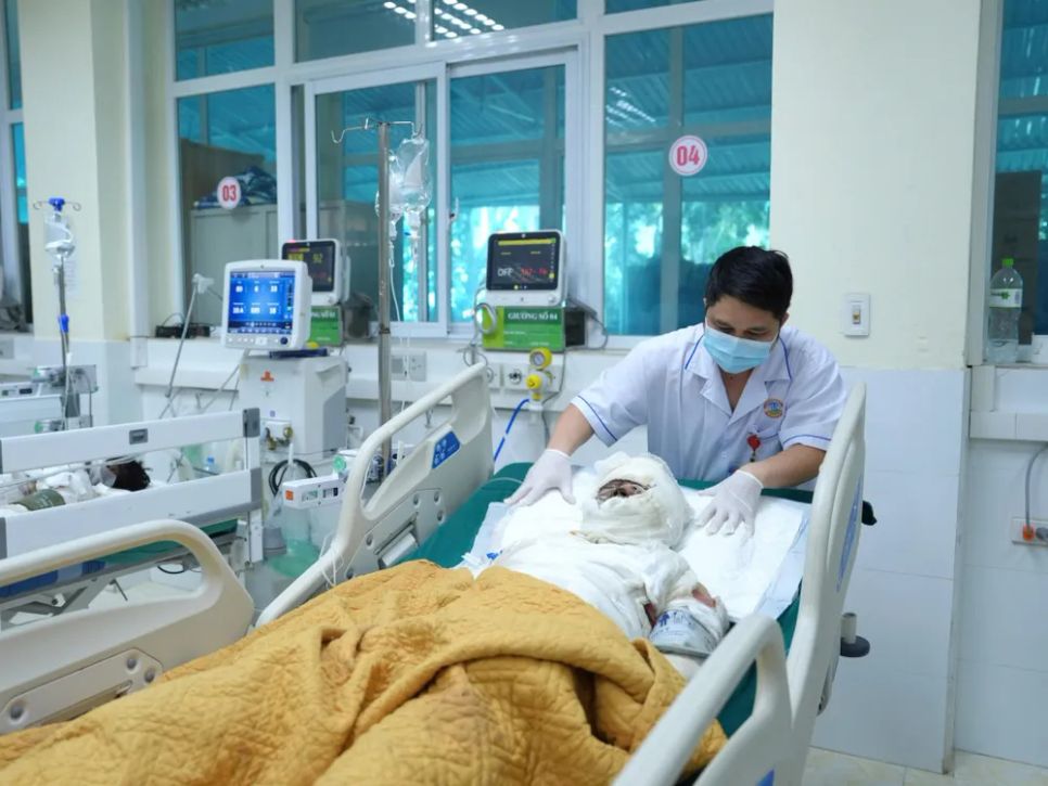 Nạn nhân bị bỏng khi tham gia chữa cháy rừng đang được điều trị tích cực tại bệnh viện