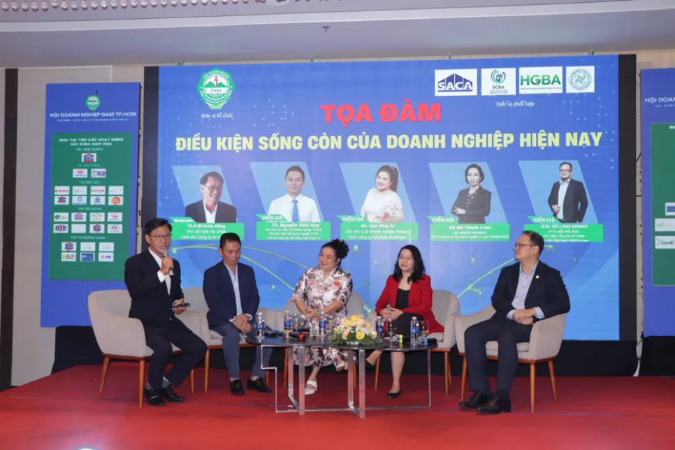 Các đại biểu, diễn giả tham gia tọa đàm. Ảnh: QUANG VŨ Các đại biểu, diễn giả tham gia tọa đàm. Ảnh: QUANG VŨ