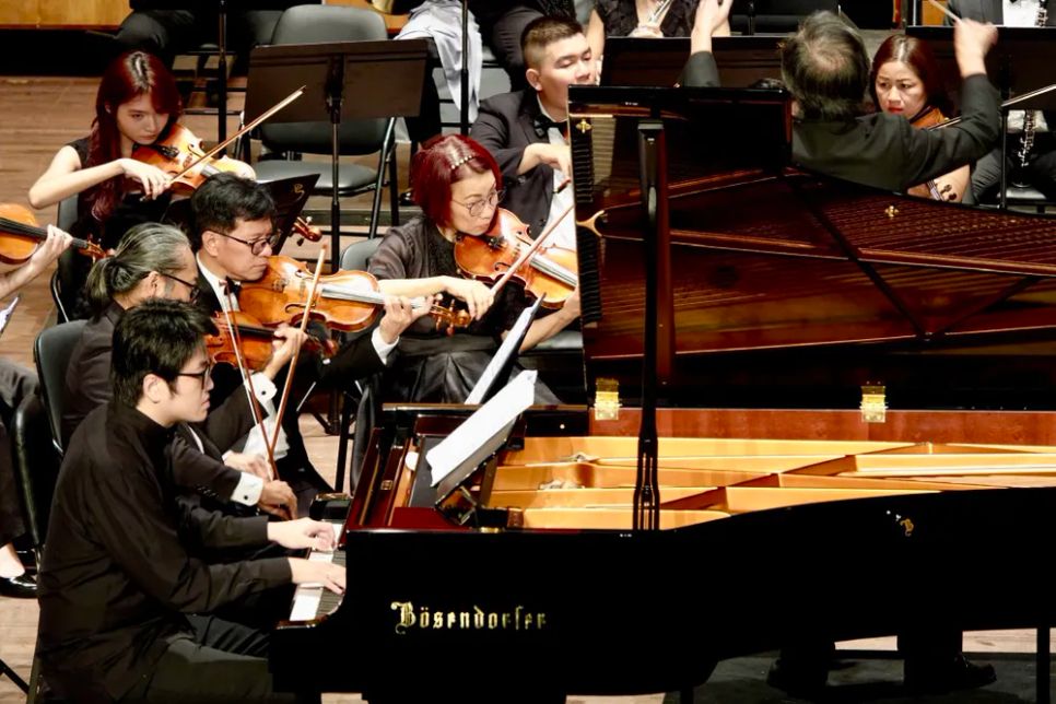 Nghệ sĩ piano Lưu Đức Anh biểu diễn trong 