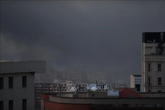 Khói bốc lên sau vụ tấn công tại Tehran, Iran. Ảnh: THX/TTXVN