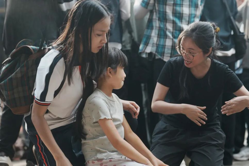 Đạo diễn Võ Thạch Thảo làm việc với các diễn viên trên trường quay phim 