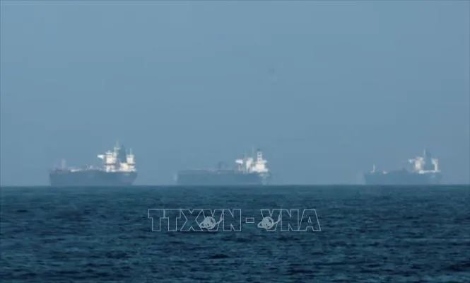 Tàu thuyền đậu ngoài khơi Fujairah, Các Tiểu vương quốc Arab Thống nhất (UAE) ngày 3-3-2026. Ảnh: REUTERS/TTXVN