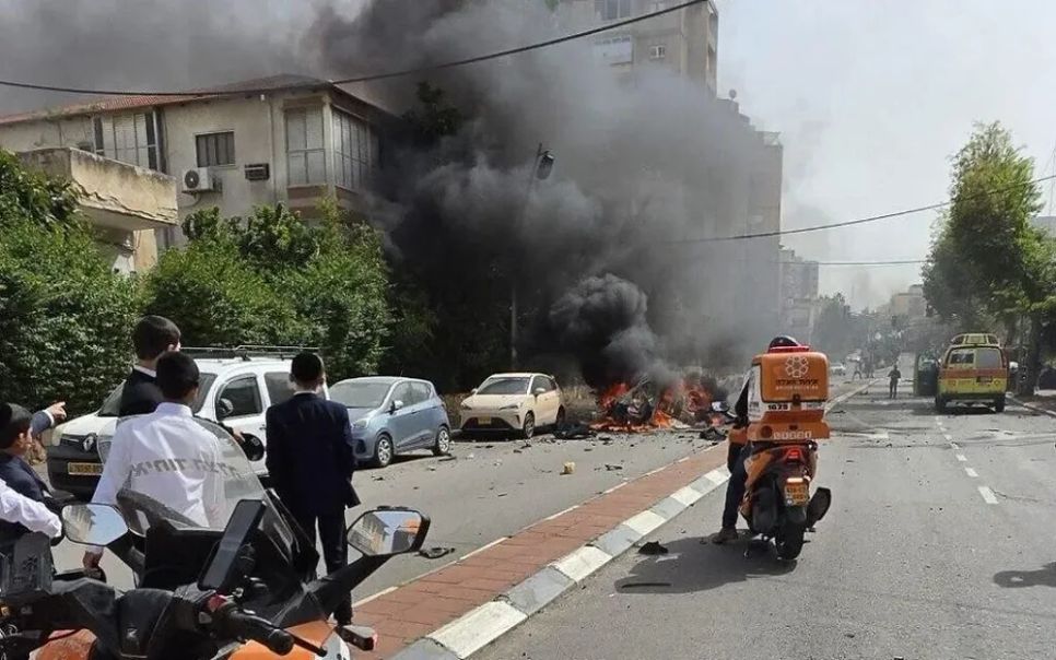 Hiện trường vụ tấn công tên lửa của Iran tại Ramat Gan, ngày 4-4. Ảnh:<span style=