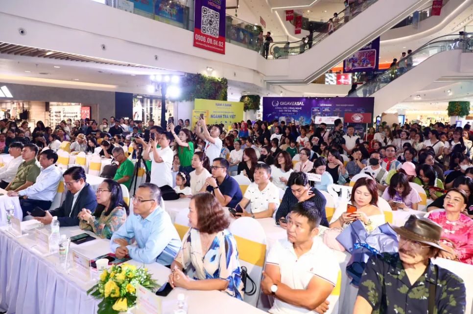 Gala “Âm nhạc và cà phê” có sự tham dự của nhiều nghệ sĩ và khán giả Gala “Âm nhạc và cà phê” có sự tham dự của nhiều nghệ sĩ và khán giả