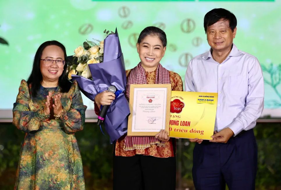 NSND Phượng Loan được vinh danh NSND Phượng Loan được vinh danh