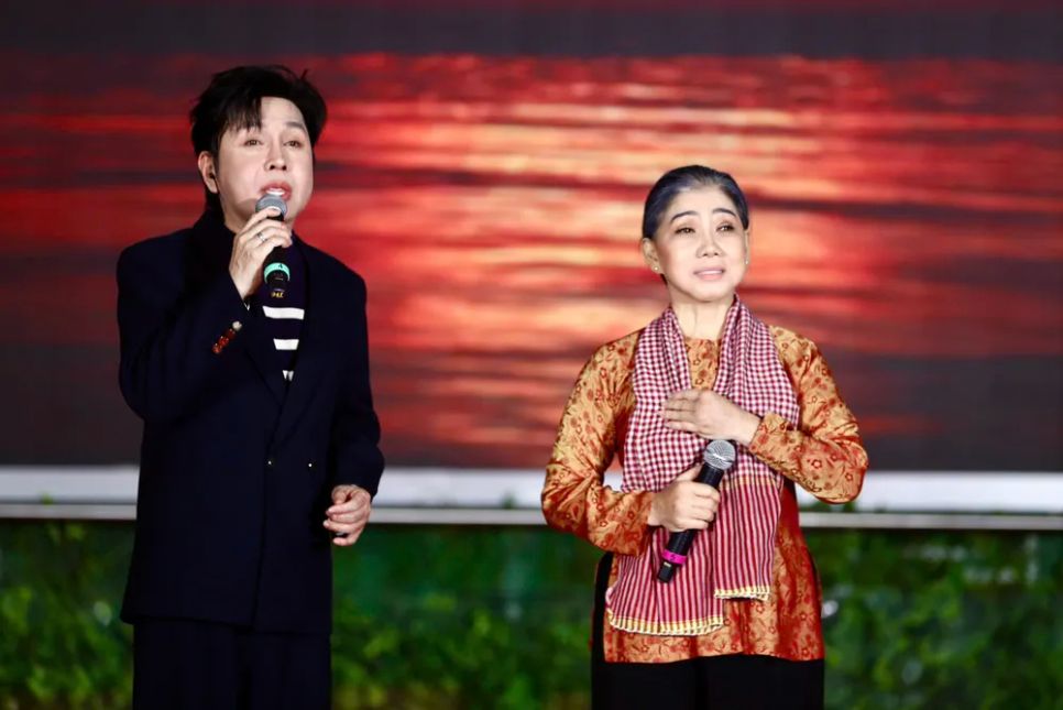 NSƯT Vũ Luân và NSND Phượng Loan NSƯT Vũ Luân và NSND Phượng Loan