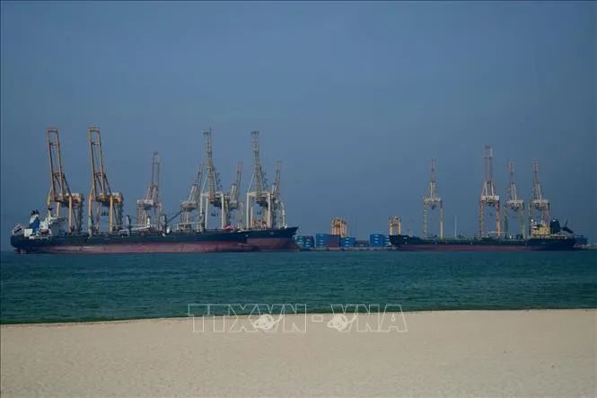 Tàu chở dầu ngoài khơi cảng nước sâu Sharjah, Các tiểu vương quốc Arab thống nhất, dọc theo eo biển Hormuz, ngày 23-3. Ảnh: inquirer.net/TTXVN Tàu chở dầu ngoài khơi cảng nước sâu Sharjah, Các tiểu vương quốc Arab thống nhất, dọc theo eo biển Hormuz, ngày 23-3. Ảnh: inquirer.net/TTXVN