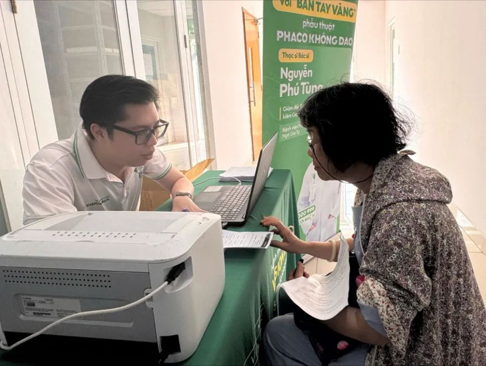 Bác sĩ Bệnh viện Mắt Sài Gòn thăm khám cho người dân phường Xuân Hòa Bác sĩ Bệnh viện Mắt Sài Gòn thăm khám cho người dân phường Xuân Hòa