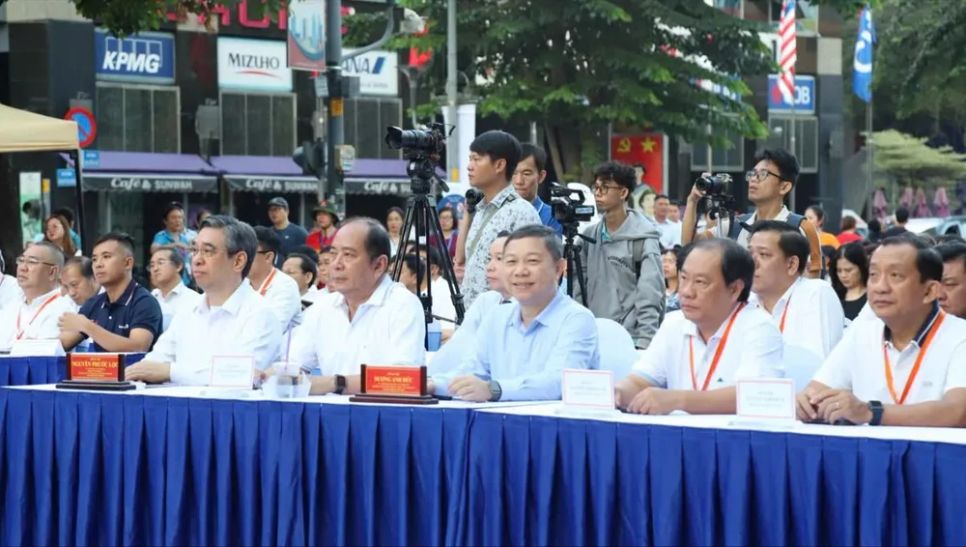 Các đại biểu tham dự mít tinh phát động Ngày Sức khỏe toàn dân (7-4) tại Phố đi bộ Nguyễn Huệ Các đại biểu tham dự mít tinh phát động Ngày Sức khỏe toàn dân (7-4) tại Phố đi bộ Nguyễn Huệ