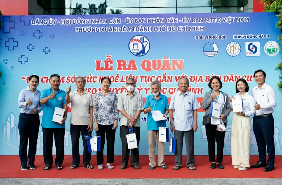 Người dân được tặng quà sau khi khám sức khỏe miễn phí tại điểm khám phường Xuân Hòa Người dân được tặng quà sau khi khám sức khỏe miễn phí tại điểm khám phường Xuân Hòa