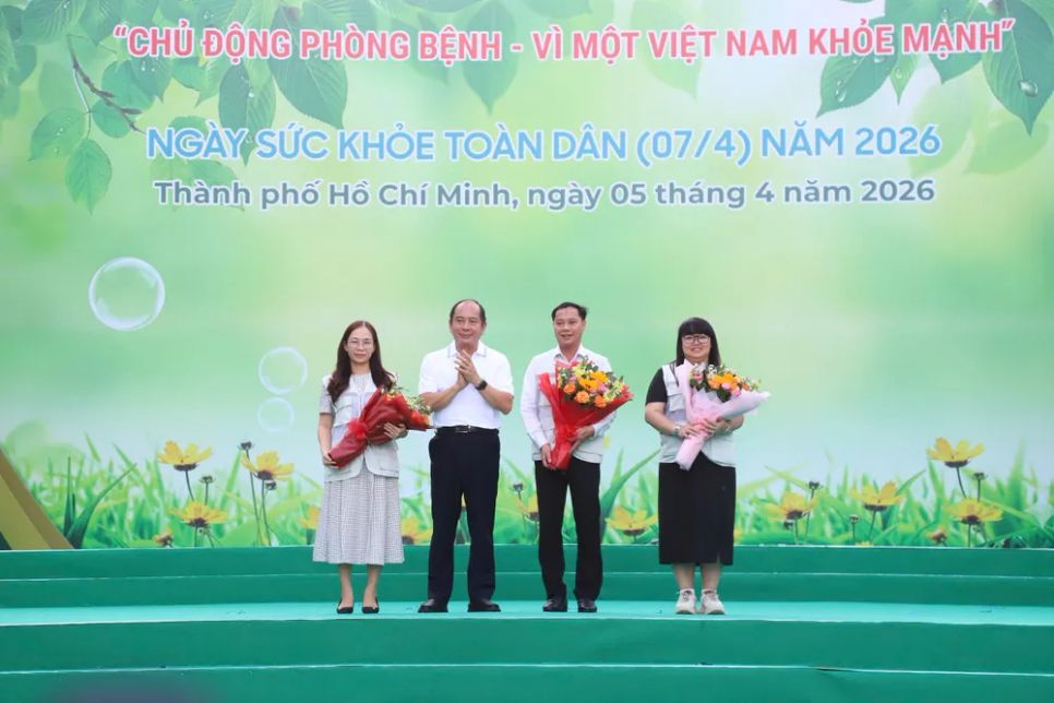 PGS-TS-BS Tăng Chí Thượng, Giám đốc Sở Y tế TPHCM tặng hoa đại diện 3 PGS-TS-BS Tăng Chí Thượng, Giám đốc Sở Y tế TPHCM tặng hoa đại diện 3