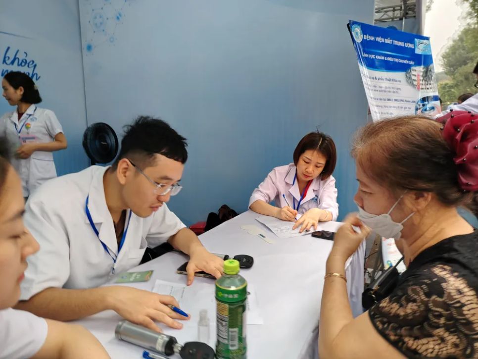 Bác sĩ Bệnh viện Mắt Trung ương tư vấn cho người dân. Ảnh: NGUYỄN QUỐC