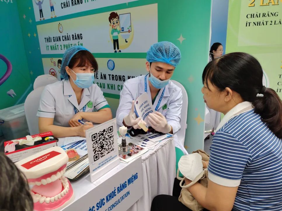 Bác sĩ Bệnh viện Răng - Hàm - Mặt Trung ương thăm khám, tư vấn sức khỏe cho người dân. Ảnh: NGUYỄN QUỐC