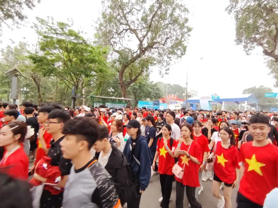 Các bạn trẻ tham gia chương trình đi bộ. Ảnh: NGUYỄN QUỐC