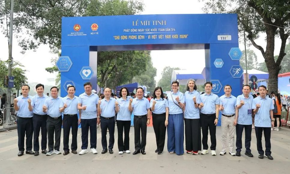 Các đại biểu thể hiện quyết tâm rèn luyện sức khỏe. Ảnh: BTC