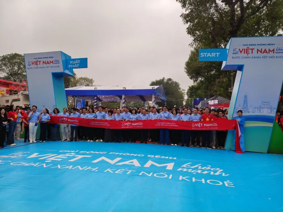 Các đại biểu và đông đảo người dân chuẩn bị tham gia chương trình đi bộ. Ảnh: NGUYỄN QUỐC